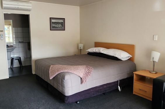 King Deluxe Studio Unit king-size bed